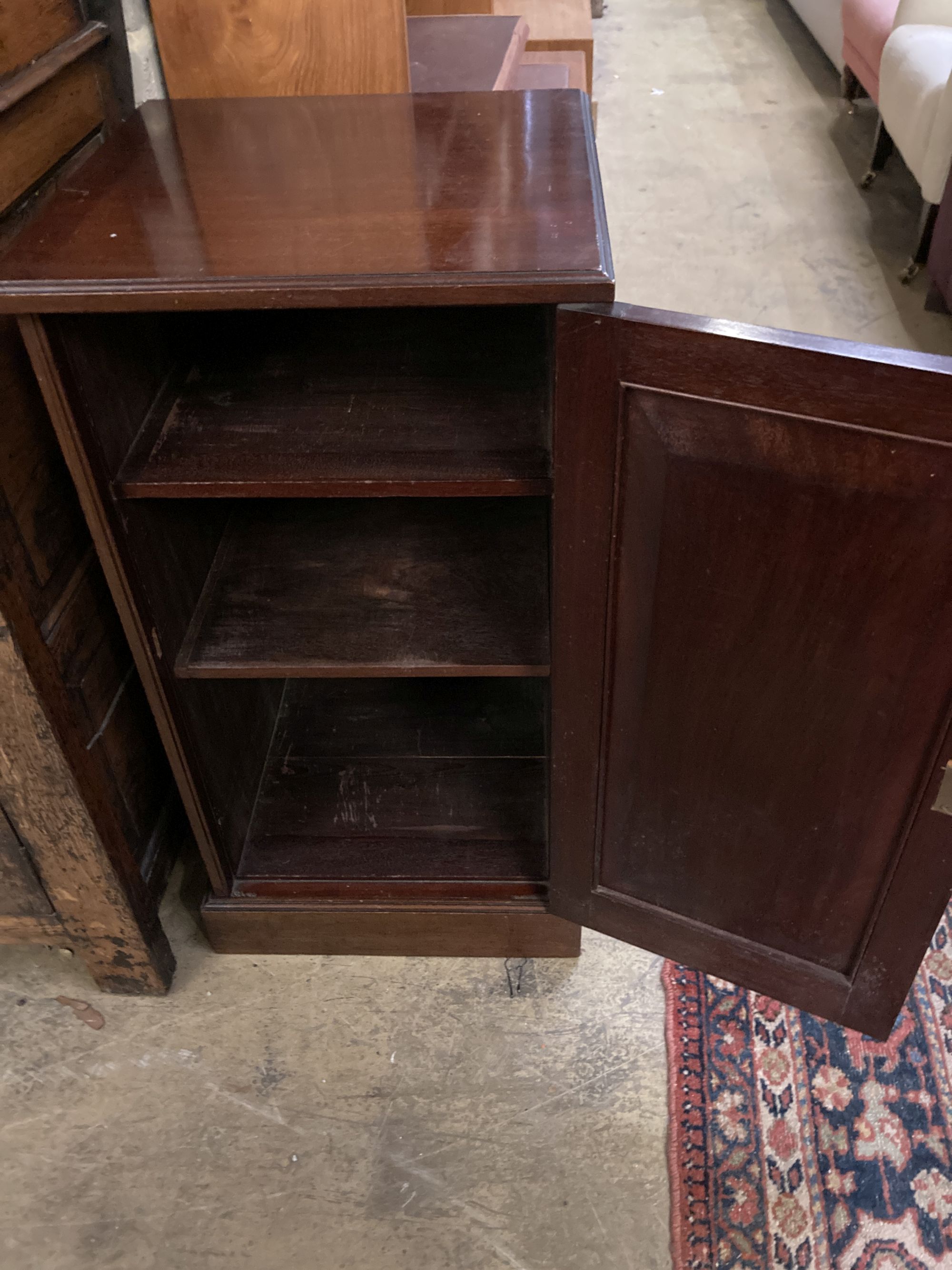 An Edwardian mahogany pedestal cupboard, width 45cm, depth 44cm, height 86cm